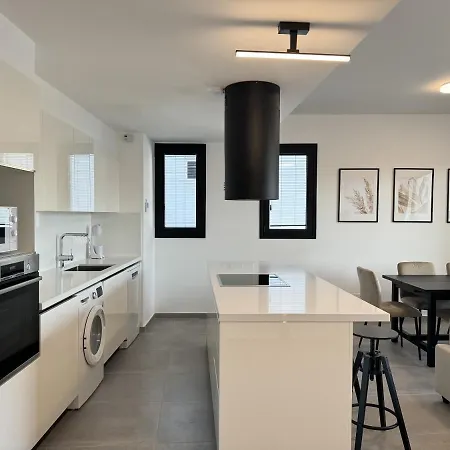 Phaedrus Living: White Hills View Apartment