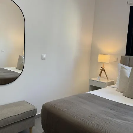 Phaedrus Living: White Hills View Apartment *