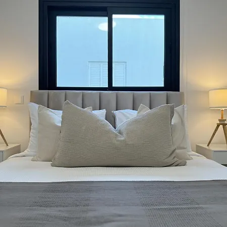 Phaedrus Living: White Hills View Apartment