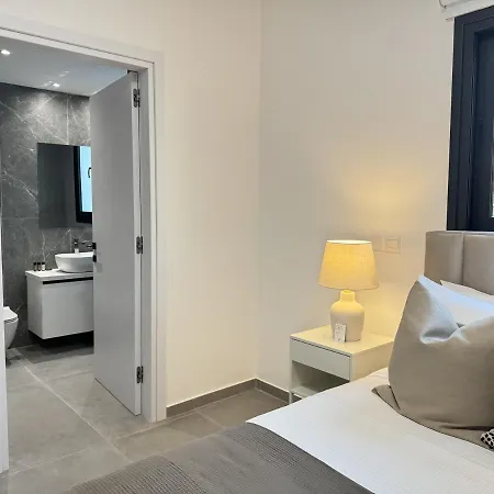 Phaedrus Living: White Hills View Apartment *