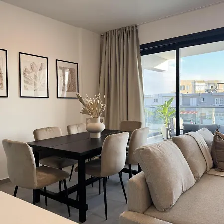 Phaedrus Living: White Hills View Apartment *