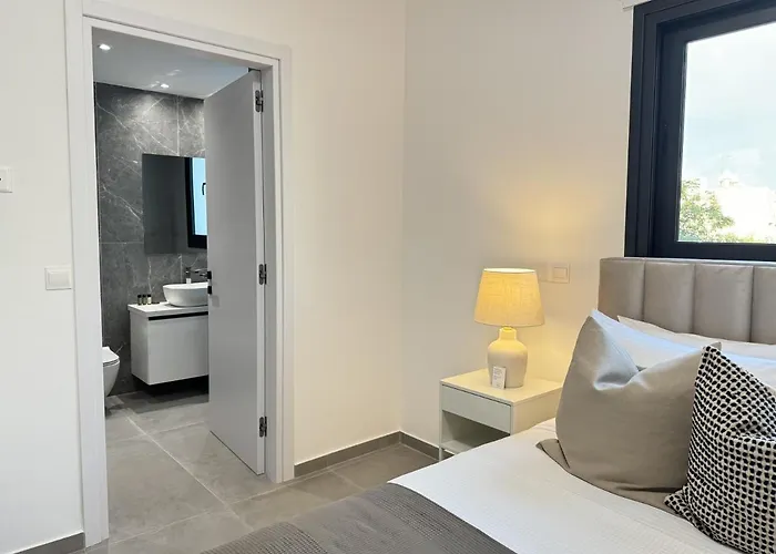 Phaedrus Living: White Hills View Apartment *